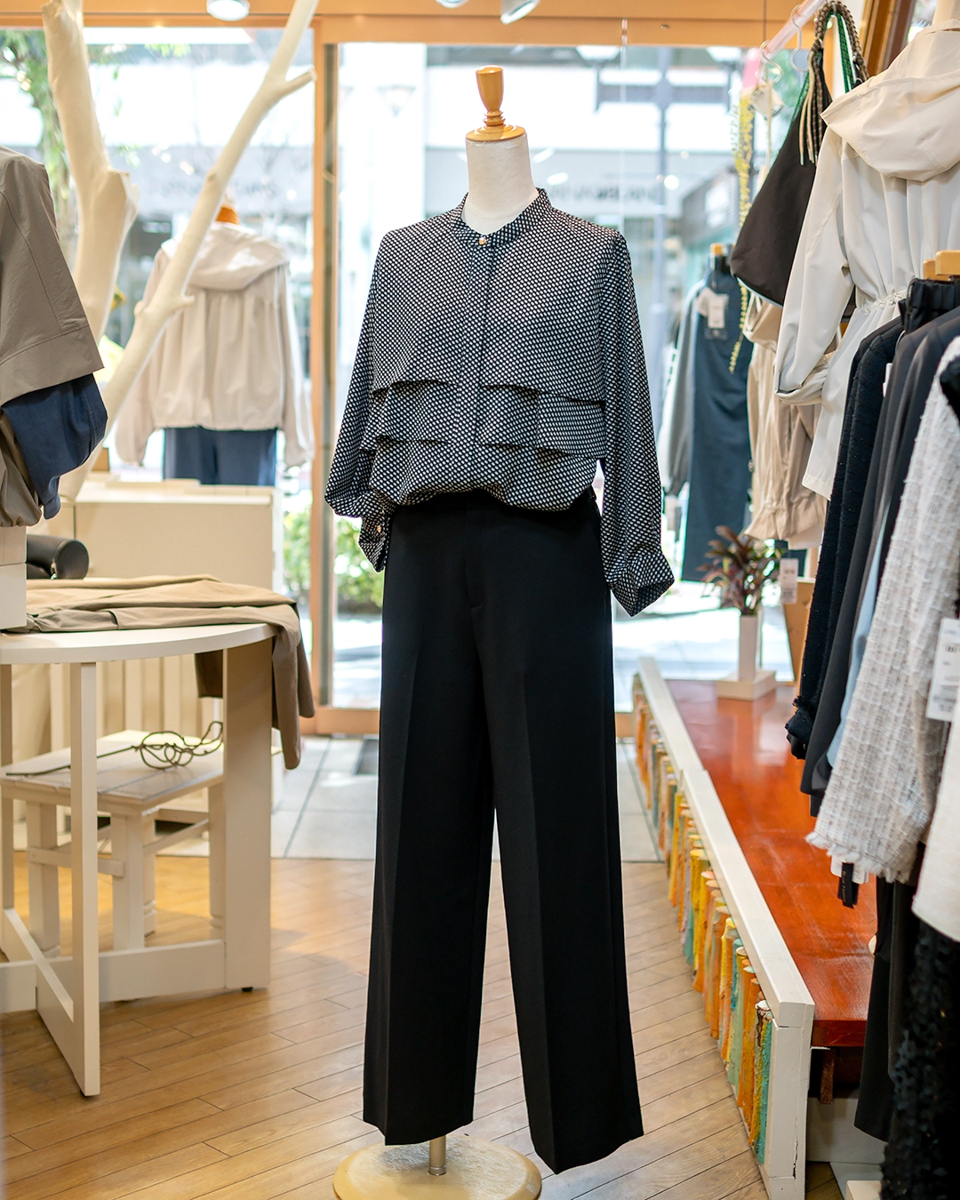 オンオフ頼れる美脚ワイドパンツ TACHIABANA 黒色　dix-septのスクエアドット柄のティアードブラウスと合わせて 正面