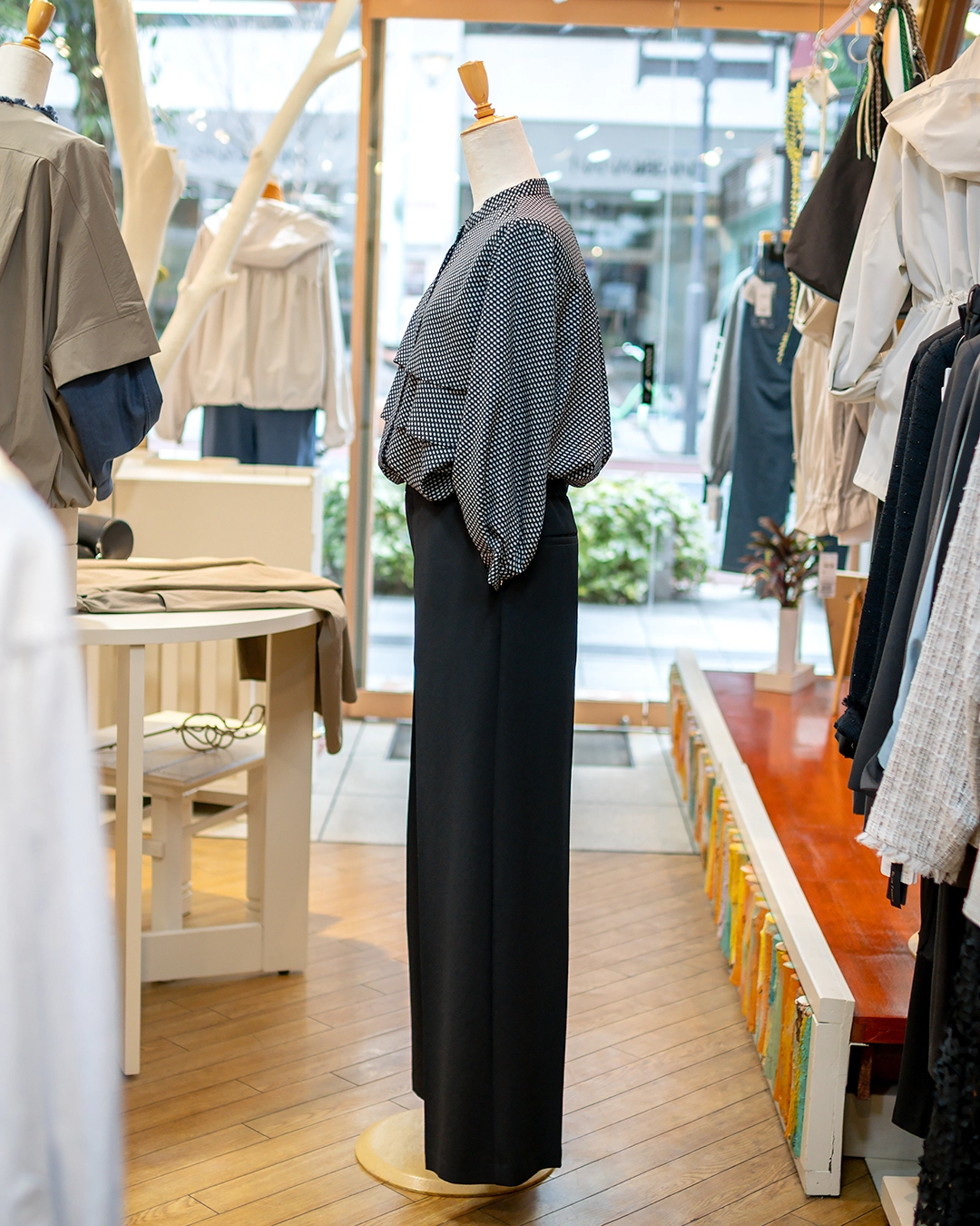 オンオフ頼れる美脚ワイドパンツ TACHIABANA 黒色　dix-septのスクエアドット柄のティアードブラウスと合わせて 横から