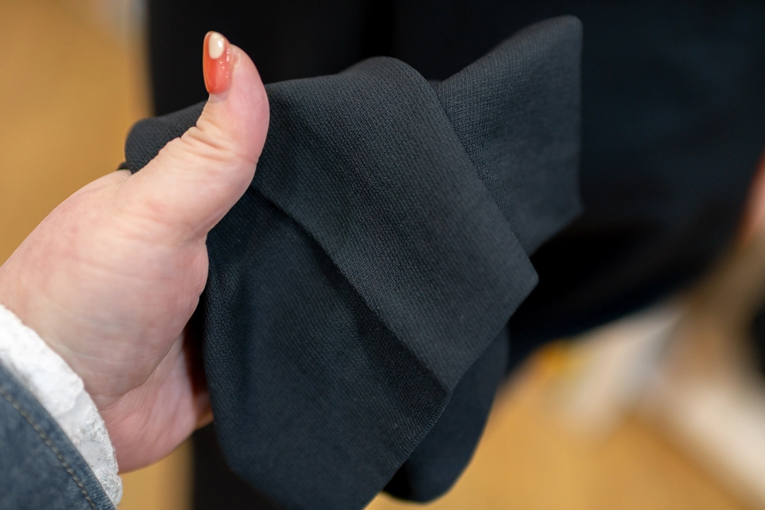 オンオフ頼れる美脚ワイドパンツ TACHIABANA 黒色 生地の接写