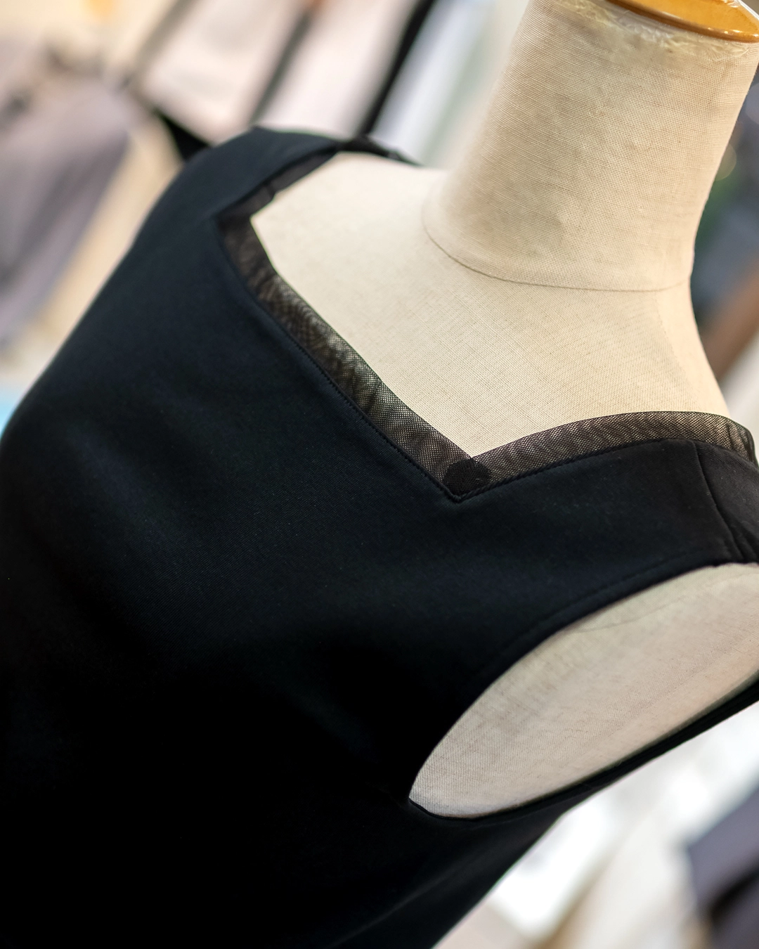 シアー素材がパイピングされた黒のタンクトップ