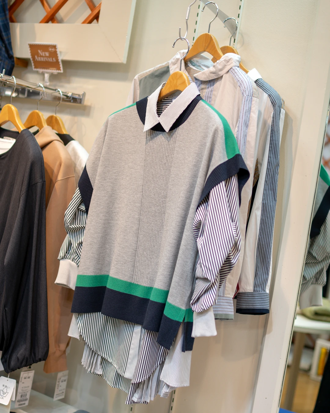 Lallia Muのストライプシャツにグレーのニットベストを重ねたコーディネート