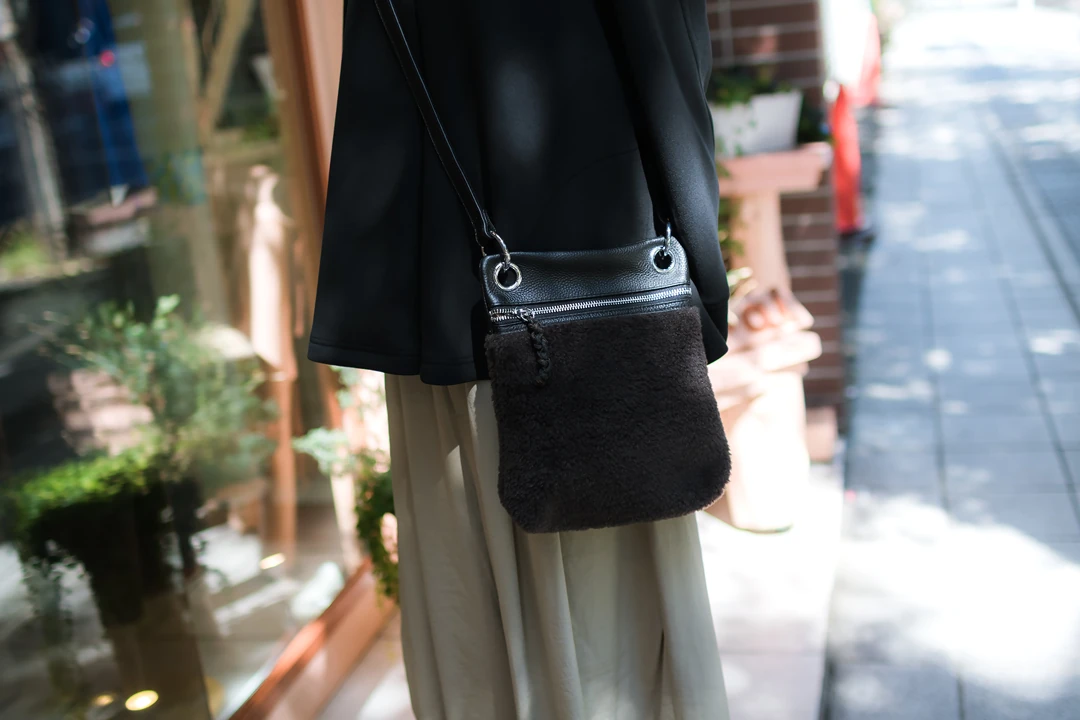 Apaiser lame ベージュのパンツに合わせて斜め掛けした、ファーポーチ付きポシェット