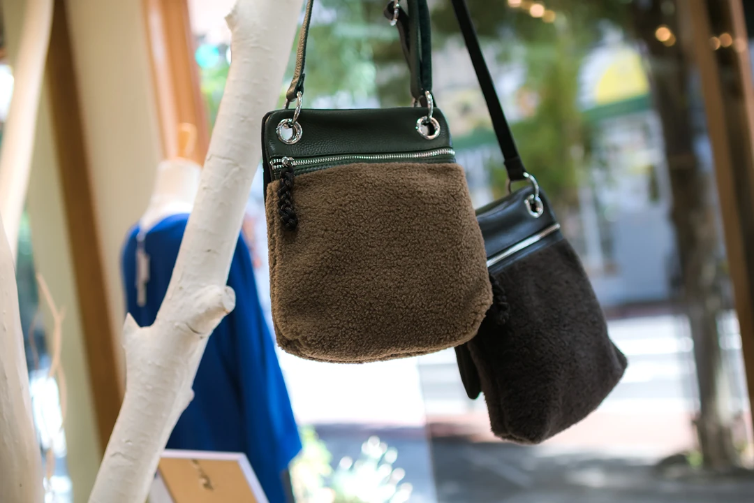 Apaiser lame オリーブとブラックの、ファーポーチ付きポシェット2点