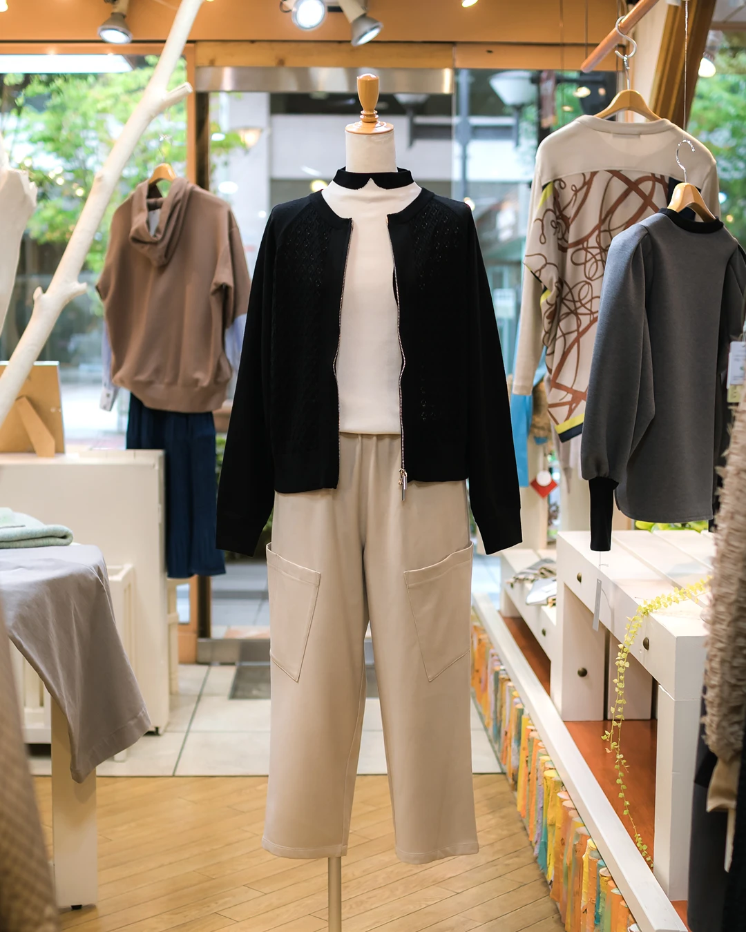 CO&76 ダウンインファブリック サイドポケットのクロップドパンツ ベージュ
