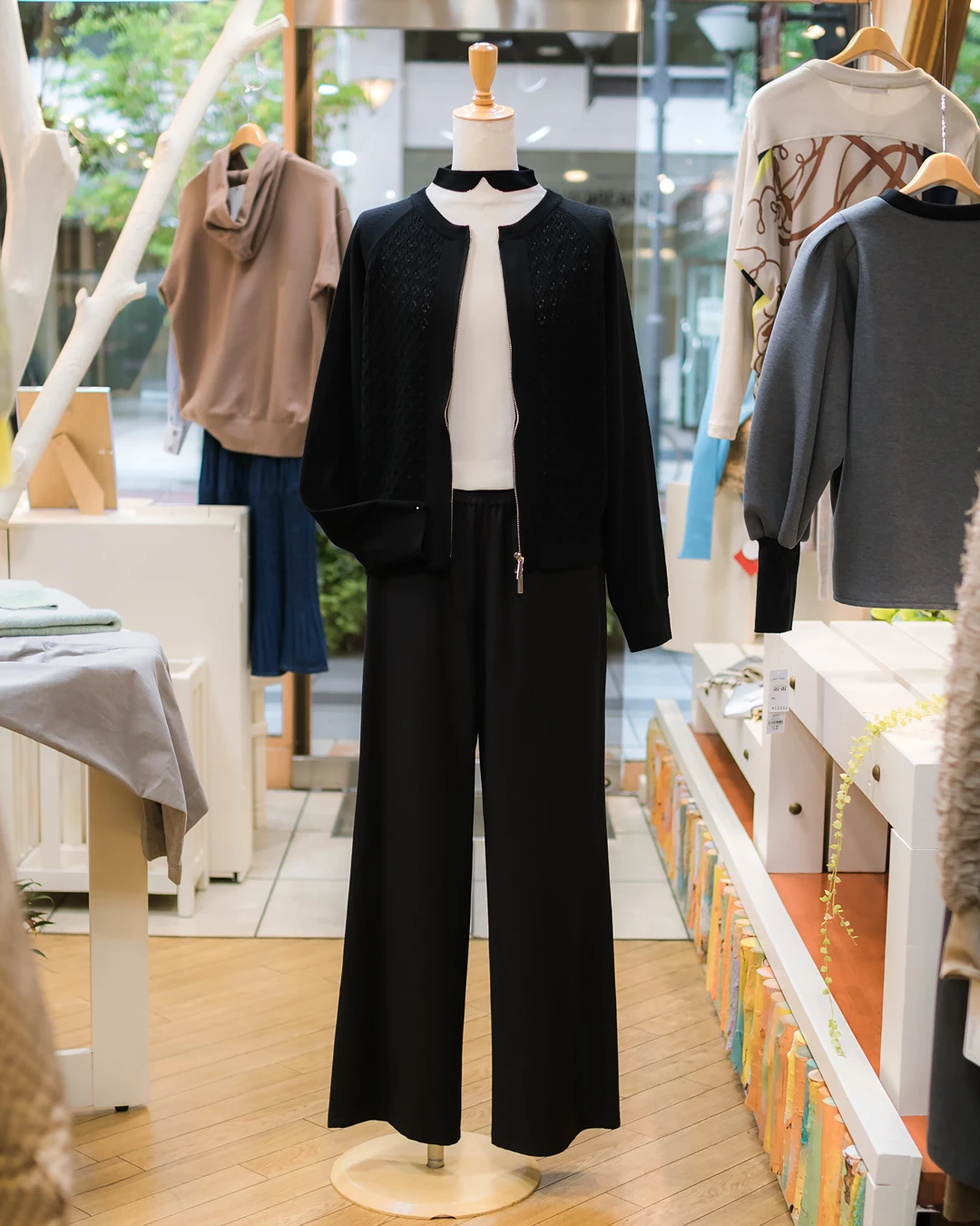 CO&76 ダウンインファブリック すっきり長めのワイドパンツ　クロ