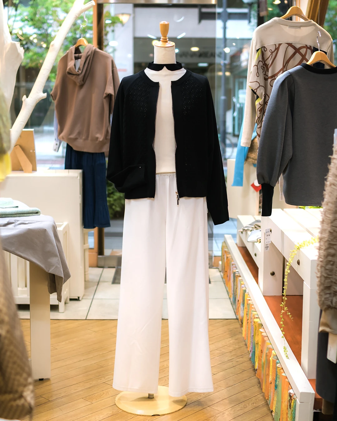 CO&76 ダウンインファブリック すっきり長めのワイドパンツ　シロ
