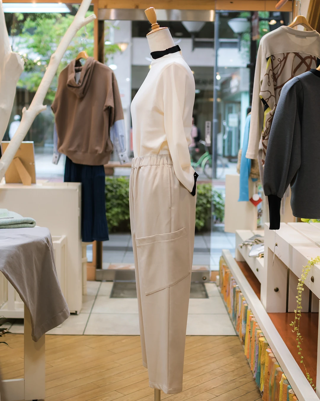 CO&76 ダウンインファブリック サイドポケットのクロップドパンツ ベージュ横から
